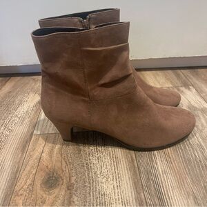 Aerosoles Invitation Red Light Taupe Tan Stacked Heel Ankle Boots Size 10.5 NWOT